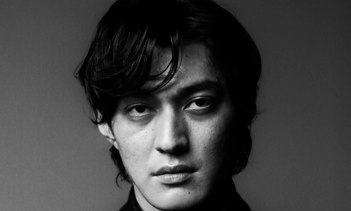 JOJI estrena el melancólico single “Love You Less” y sorprende enviando a un doble a promocionar su nuevo