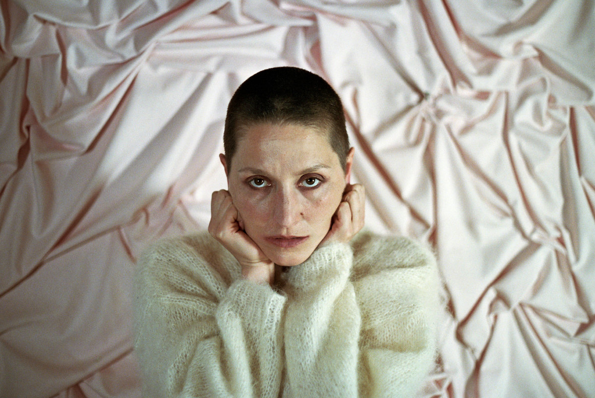 Cate Le Bon estrena “Always The Same”, un nuevo single onírico junto a St. Vincent